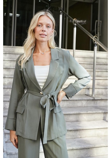 Kadın Ipeksi Modal Kumaş Yakalı Cep Kapaklı Kolları Düğmeli Bağcıklı Uzun Blazer Baharlık Ceket-Haki