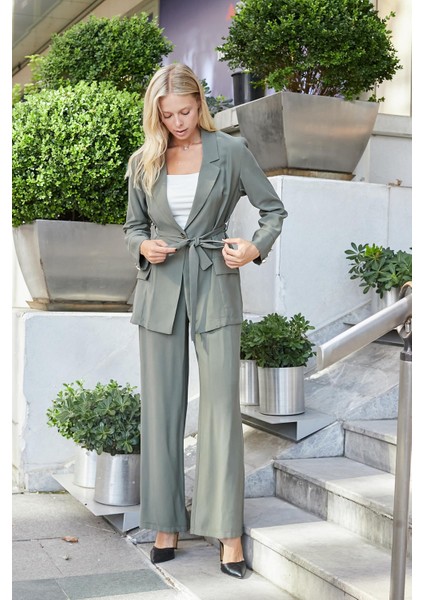 Kadın Ipeksi Modal Kumaş Yakalı Cep Kapaklı Kolları Düğmeli Bağcıklı Uzun Blazer Baharlık Ceket-Haki fırsatları