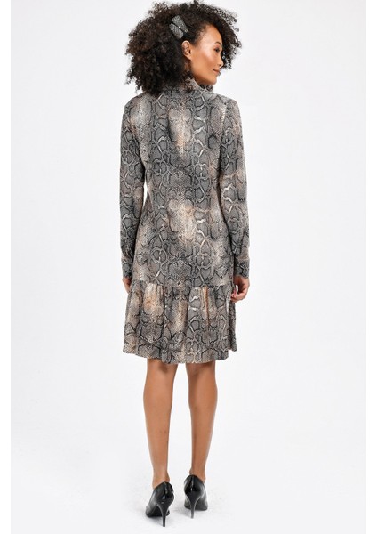 Önden Düğmeli Vual Yakalı Eteği Fırfırlı Desenli Elbise -Camel Yılan fiyatları