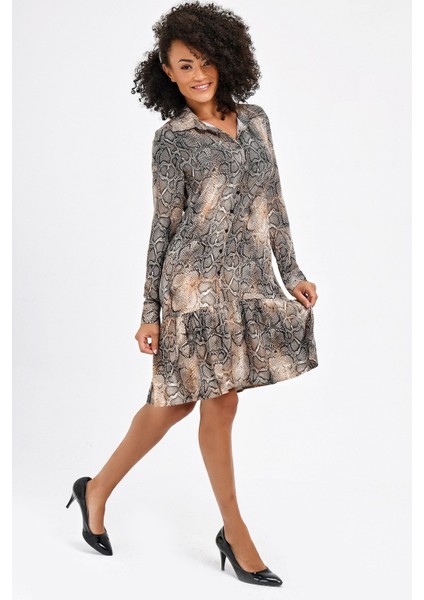 Önden Düğmeli Vual Yakalı Eteği Fırfırlı Desenli Elbise -Camel Yılan modelleri