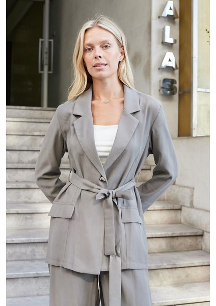 Kadın Ipeksi Modal Kumaş Yakalı Cep Kapaklı Kolları Düğmeli Bağcıklı Uzun Blazer Baharlık Ceket-Antrasit