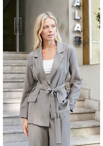 Kadın Ipeksi Modal Kumaş Yakalı Cep Kapaklı Kolları Düğmeli Bağcıklı Uzun Blazer Baharlık Ceket-Antrasit fiyatları