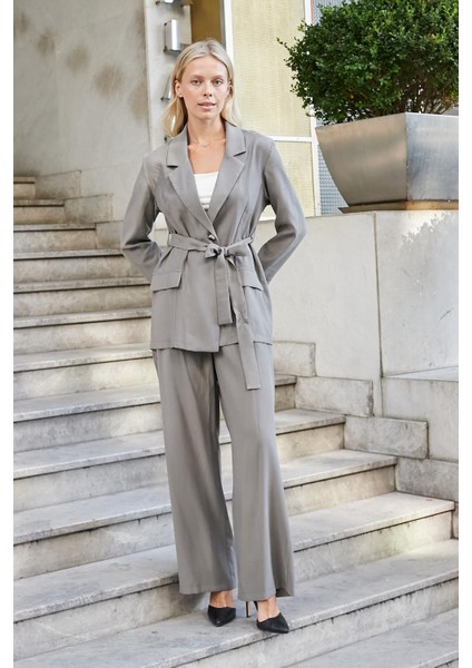 Kadın Ipeksi Modal Kumaş Yakalı Cep Kapaklı Kolları Düğmeli Bağcıklı Uzun Blazer Baharlık Ceket-Antrasit fırsatları