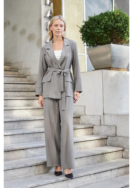 Kadın Ipeksi Modal Kumaş Yakalı Cep Kapaklı Kolları Düğmeli Bağcıklı Uzun Blazer Baharlık Ceket-Antrasit indirimleri