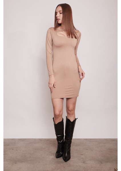 Geniş Sıfır Yaka Uzun Kol Diz Altı Likralı Kumaş Elbise-Camel modelleri