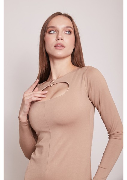 Geniş Sıfır Yaka Uzun Kol Diz Altı Likralı Kumaş Elbise-Camel indirimleri