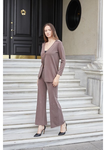 Kadın Ipeksi Esnek Modal Kumaş V Yaka Uzun Kol Omuz Aksesuarlı Düğmeli Uzun Blazer Ceket-Kahve indirimleri