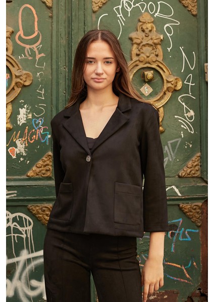 Kadın Yakalı Rahat Kesim Uzun Kol Hafif Likralı Süet Kumaş Düğmeli Cepli Blazer Ceket-Siyah