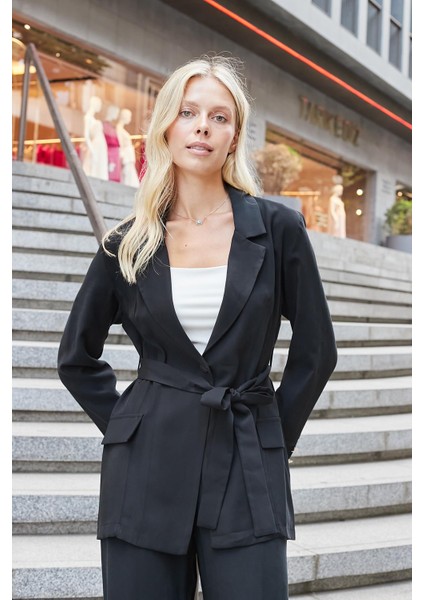 Kadın Ipeksi Modal Kumaş Yakalı Cep Kapaklı Kolları Düğmeli Bağcıklı Uzun Blazer Baharlık Ceket-Siyah fiyatları