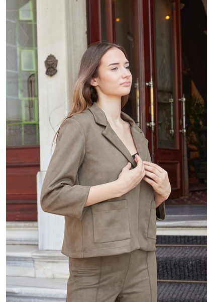 Kadın Yakalı Rahat Kesim Uzun Kol Hafif Likralı Süet Kumaş Düğmeli Cepli Blazer Ceket-Haki modelleri