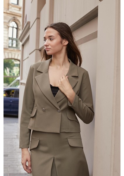 Kadın Hafif Esnek Kumaş Yakalı Cep Kapaklı Uzun Kol Düğmeli Blazer Ceket-Haki
