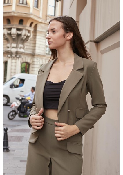 Kadın Hafif Esnek Kumaş Yakalı Cep Kapaklı Uzun Kol Düğmeli Blazer Ceket-Haki indirimleri