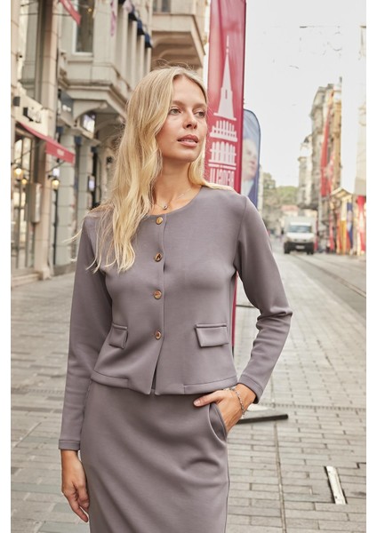 Kadın Esnek Ipeksi Modal Kumaş Geniş Sıfır Yaka Cep Kapaklı Uzun Kol Düğmeli Ceket-Gri