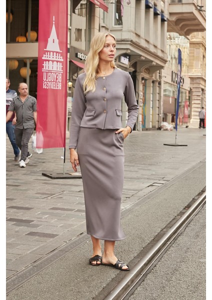 Kadın Esnek Ipeksi Modal Kumaş Geniş Sıfır Yaka Cep Kapaklı Uzun Kol Düğmeli Ceket-Gri modelleri