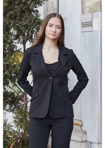 Kadın Yakalı Cep Kapaklı Uzun Kol Bele Oturan Hafif Esnek Kumaş Blazer Ceket-Siyah