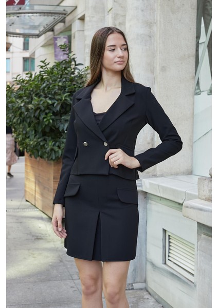 Kadın Hafif Esnek Kumaş Yakalı Cep Kapaklı Uzun Kol Düğmeli Blazer Ceket-Siyah