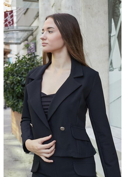 Kadın Hafif Esnek Kumaş Yakalı Cep Kapaklı Uzun Kol Düğmeli Blazer Ceket-Siyah indirimleri
