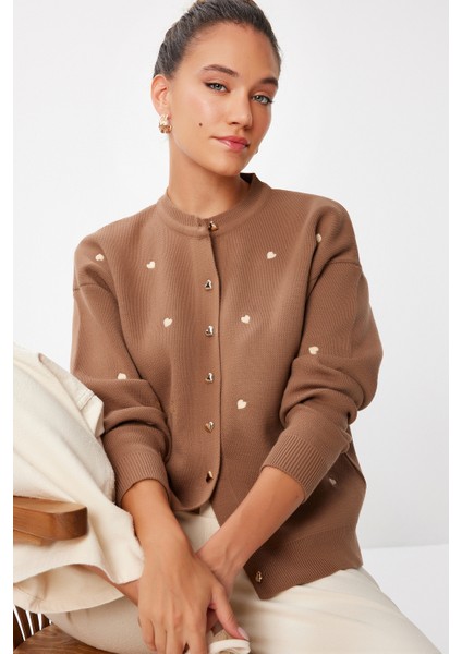Kalp Nakışlı Şık Düğmeli Triko Hırka LNX0008 Kahverengi