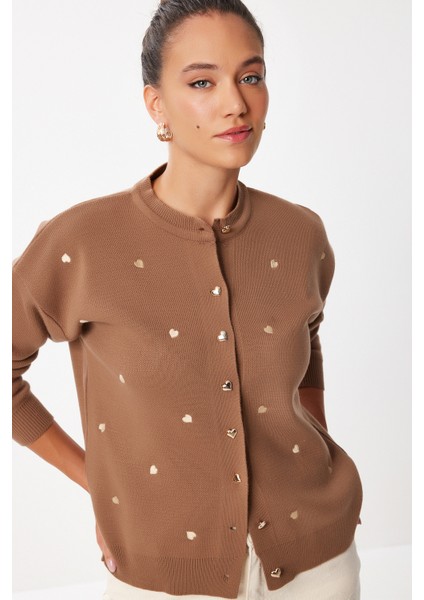 Kalp Nakışlı Şık Düğmeli Triko Hırka LNX0008 Kahverengi fiyatları