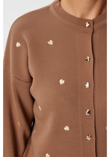 Kalp Nakışlı Şık Düğmeli Triko Hırka LNX0008 Kahverengi fırsatları