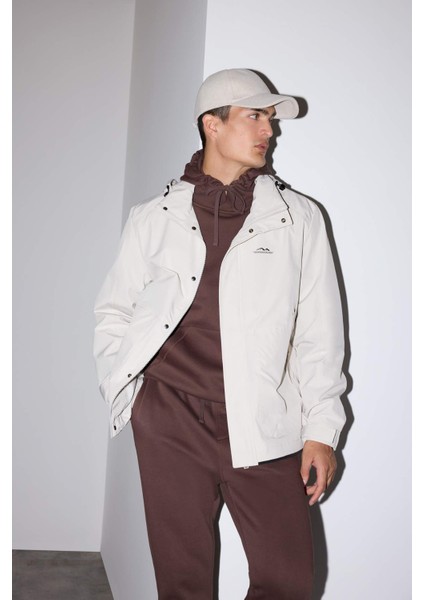 Su İtici Regular Fit Kapüşonlu Fermuarlı İç Cepli Baskılı Çıtçıt Kapamalı Mevsimlik Baharlık Mont C8284AX25AU