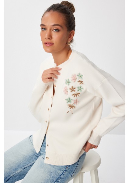 Nakış Işlemeli Boncuklu Triko Hırka LNX0006 Krem modelleri