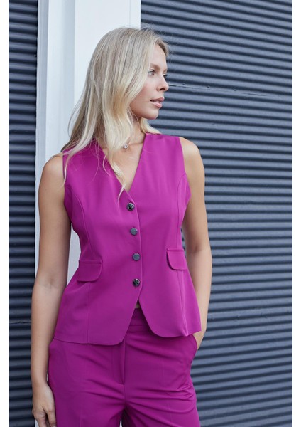 Kadın V Yaka Cep Kapaklı Düğmeli Hafif Esnek Kumaş Yelek-Magenta