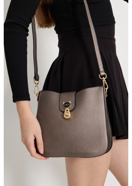 Kadın Kilit Kapamalı Üçbölmeli Çarpraz Askılı Omuz Çantası