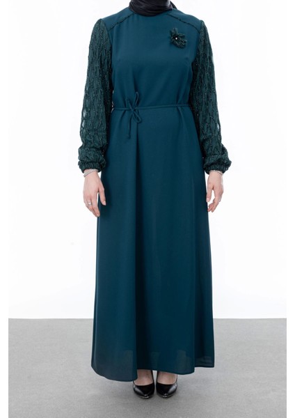 Garni Kumaşlı Broşlu Elbise - Zümrüt