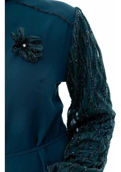 Garni Kumaşlı Broşlu Elbise - Zümrüt