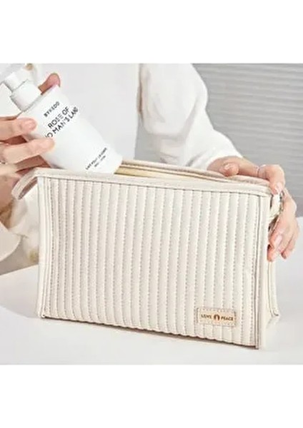 Halley Suni Deri Kapitone Makyaj ve Seyahat Çantası Şık Bej Renkli Tasarım