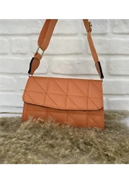 Kadın Turuncu Kapitone Suni Deri Çapraz Omuz Çantası Basic Koleksiyon Ayarlanabilir Askılı modelleri