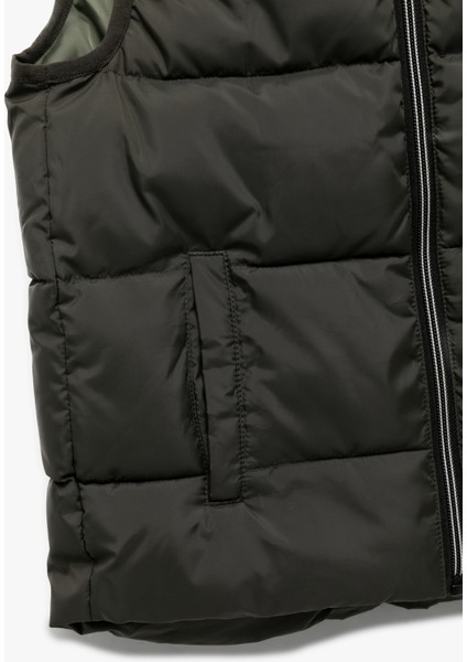 Renk Bloklu Cepli Etiket Detaylı Fermuarlı Kapşonlu Kolsuz Şişme Yelek indirimleri