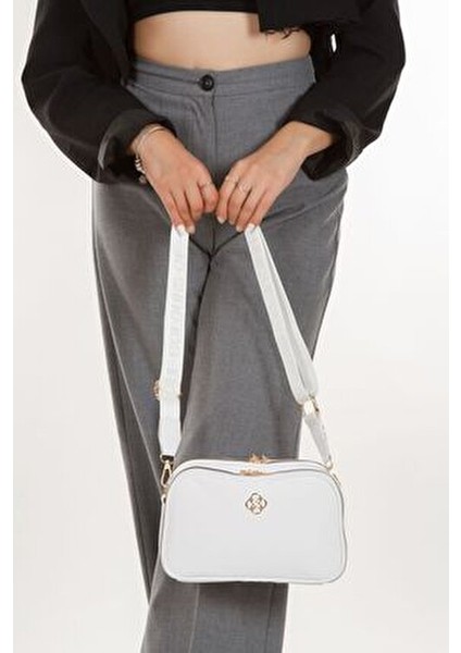 Kadın Yonca Detaylı Çapraz Askılı Beyaz Omuz Çantası