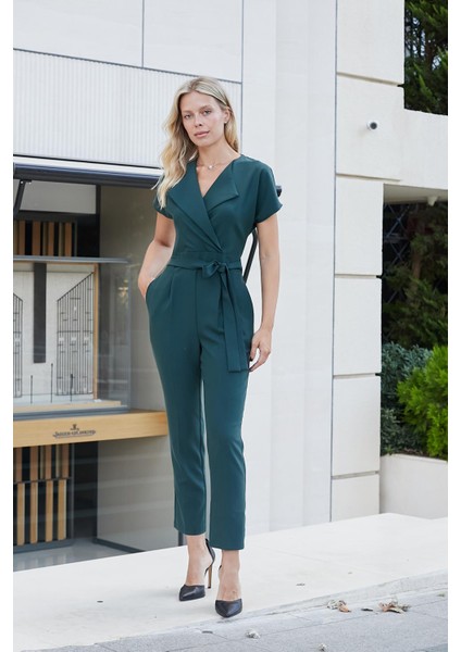 Şal Yaka Düşük Omuzlu Bağcıklı Bilek Boy Şık Hafif Likralı Kumaş Şık Ofis Tulum-Zümrüt