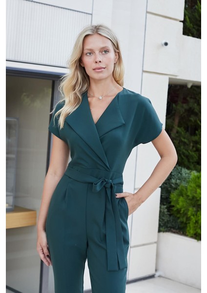 Şal Yaka Düşük Omuzlu Bağcıklı Bilek Boy Şık Hafif Likralı Kumaş Şık Ofis Tulum-Zümrüt indirimleri