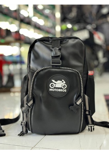 Su Geçirmez Karbon Desenli Deri Motosiklet Sırt Çantası – Reflektörlü, Kask Bölmeli, Günlük ve Seyahat İçin