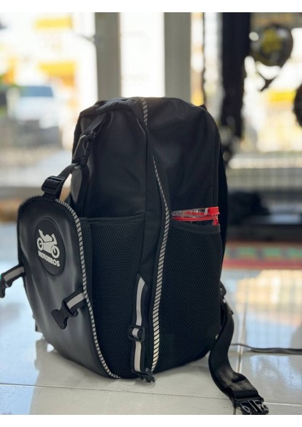 Su Geçirmez Karbon Desenli Deri Motosiklet Sırt Çantası – Reflektörlü, Kask Bölmeli, Günlük ve Seyahat İçin