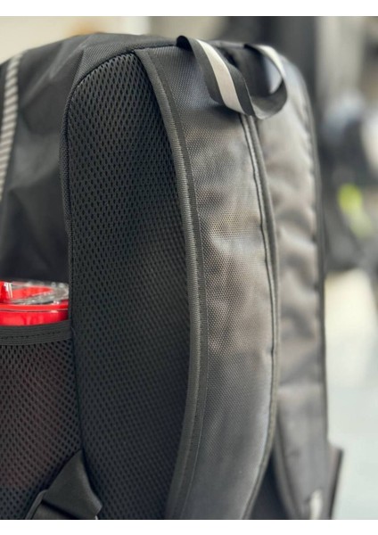 Su Geçirmez Karbon Desenli Deri Motosiklet Sırt Çantası – Reflektörlü, Kask Bölmeli, Günlük ve Seyahat İçin