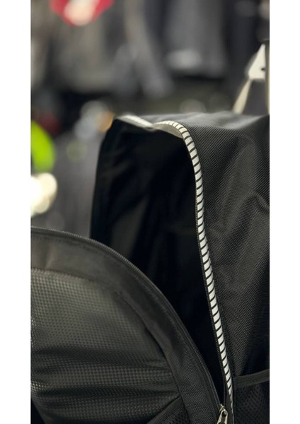 Su Geçirmez Karbon Desenli Deri Motosiklet Sırt Çantası – Reflektörlü, Kask Bölmeli, Günlük ve Seyahat İçin