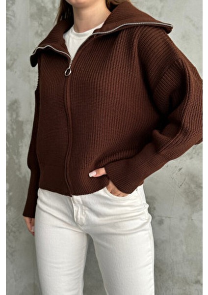 Kahverengi Devrik Yaka Fermuarlı Triko Hırka