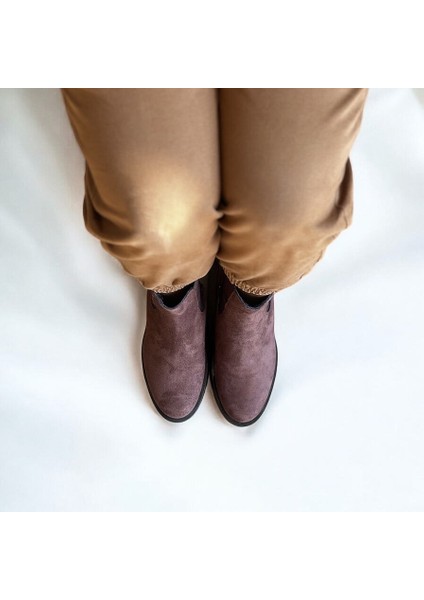 Kahve Lüx Süet Iki Yandan Lastikli Kalın Topuklu Yuvarlak Burunlu Kadın Chelsea Bot