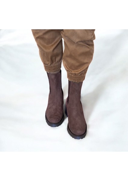 Kahve Lüx Süet Iki Yandan Lastikli Kalın Topuklu Yuvarlak Burunlu Kadın Chelsea Bot fiyatları