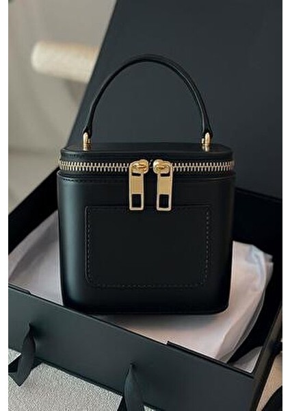 Siyah Kadın Mini Kutu Çapraz Askılı Çanta – Parlak Pu Deri El ve Omuz Çantası