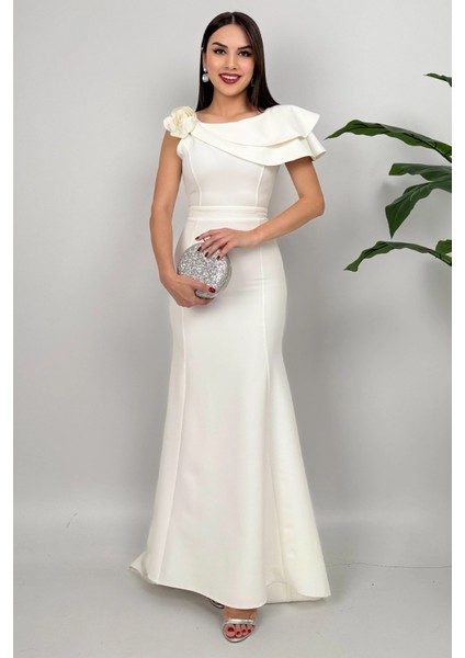 Delvira Drapeli Tek Omuz Çiçek Detaylı Uzun Beyaz Abiye Elbise