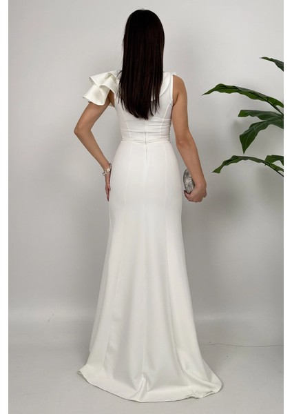 Delvira Drapeli Tek Omuz Çiçek Detaylı Uzun Beyaz Abiye Elbise indirimleri