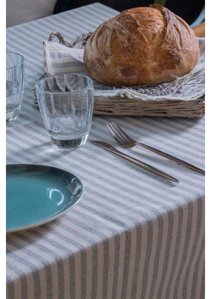 Gri Çizgili Keten ve Dantel Detaylı Dikdörtgen Şık Masa Örtüsü – Yemek Masaları için Zarif Tasarım