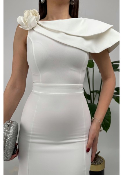 Delvira Drapeli Tek Omuz Çiçek Detaylı Uzun Beyaz Abiye Elbise fırsatları