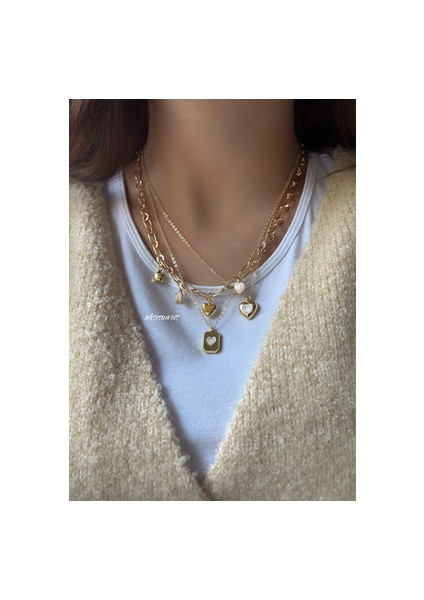 Kadınlar İçin 3'lü Gold Kalpli Charm Kolye Set Sarı Maden Rengi ile Şık ve Özel Tasarım