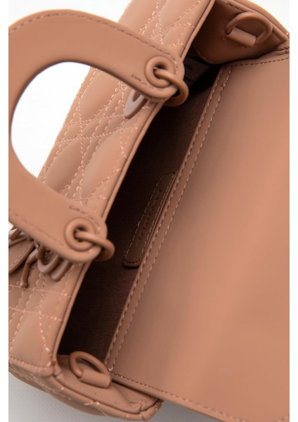 Pembe Aksesuarlı Kapitone El Çantası modelleri